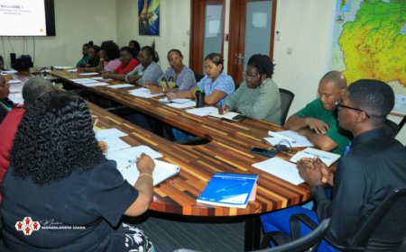 Onderminister Kelvin Koniki ontvangt voorzitter Algemene Bond Personeel Regionale Ontwikkelin