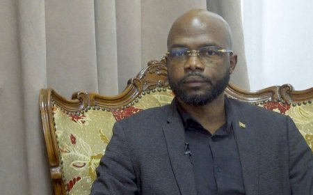 Minister Misiekaba bevestigt onderzoek naar SZF-directeur Oemraw