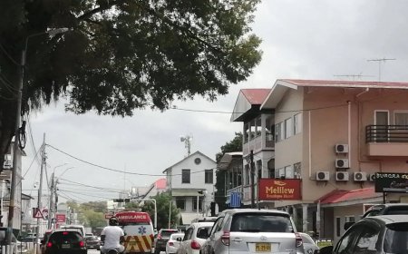 Ambulance met sirene bedelt om voorrang te krijgen