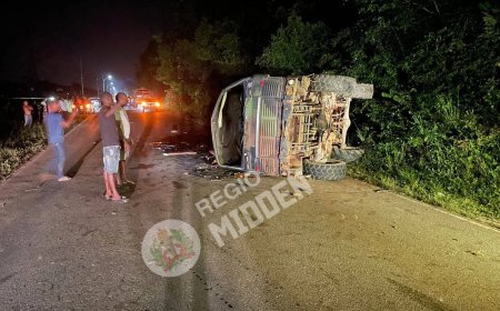 Vrachtwagen over de kop op Avobakaweg