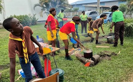 Padvinders herdenken Baden-Powell met traditionele cook-out en installatieceremonie