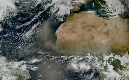 Ongezonde lucht door Saharastof en rook van branden