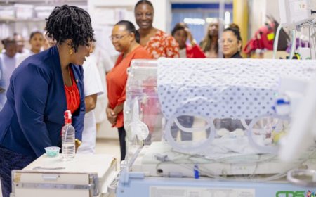 Minister Pokie onderstreept belang betrokken ouderschap bij bezoek drieling