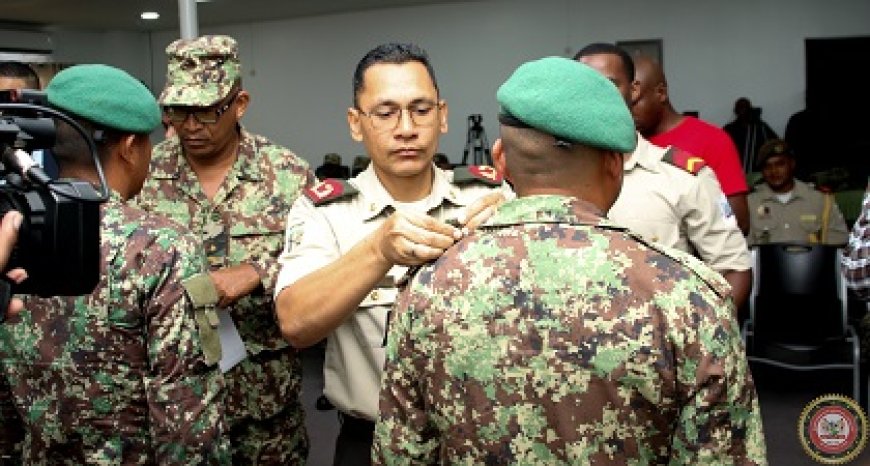 42 militairen bevorderd in naast hogere rang