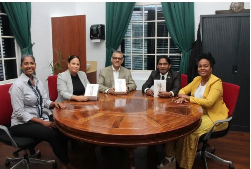 Bundel Nieuw Burgerlijk Wetboek overhandigd aan Hof van Justitie