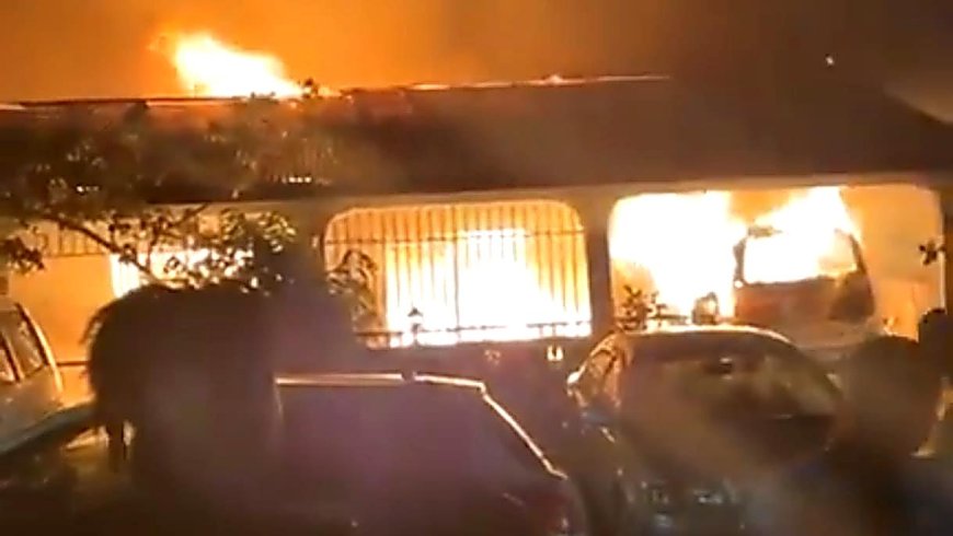 Felle woningbrand verwoest woningen en auto op Flora