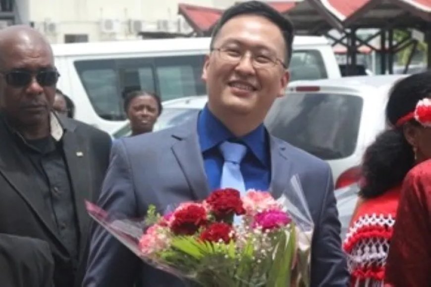 Er is wel geld voor reizen en feesten, maar niet voor het volk