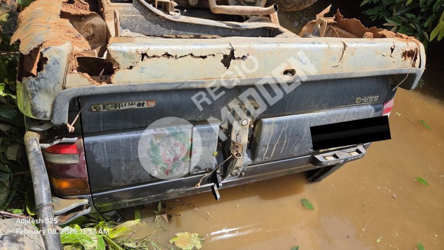Zwaar beschadigde terreinwagen aangetroffen in kreek langs weg naar Pusugrunu