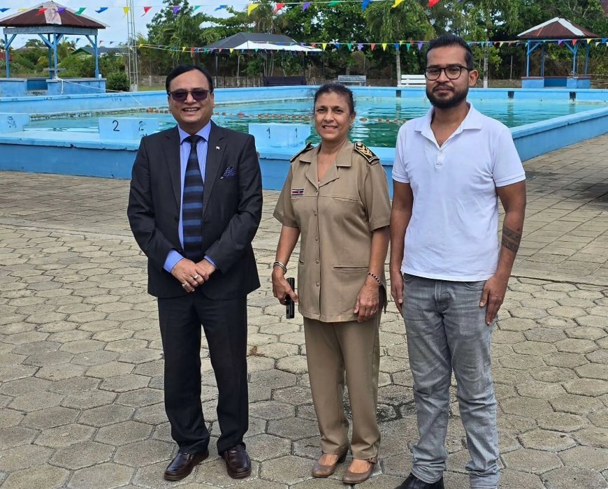 Indiase ambassadeur Subhash Gupta bezoekt Nickerie Indoor Stadium 