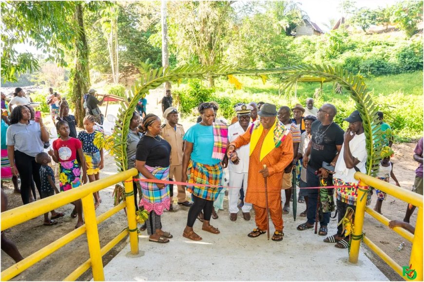 Gemeenschap Bende Kondre ingenomen met nieuwe brug