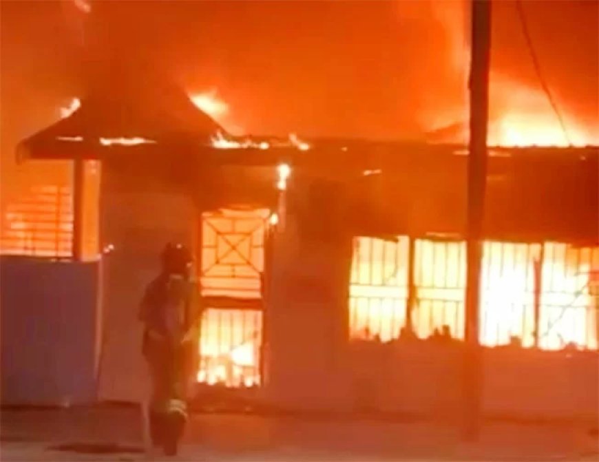 Woning en zakenpand verwoest door felle brand Jacquelineweg