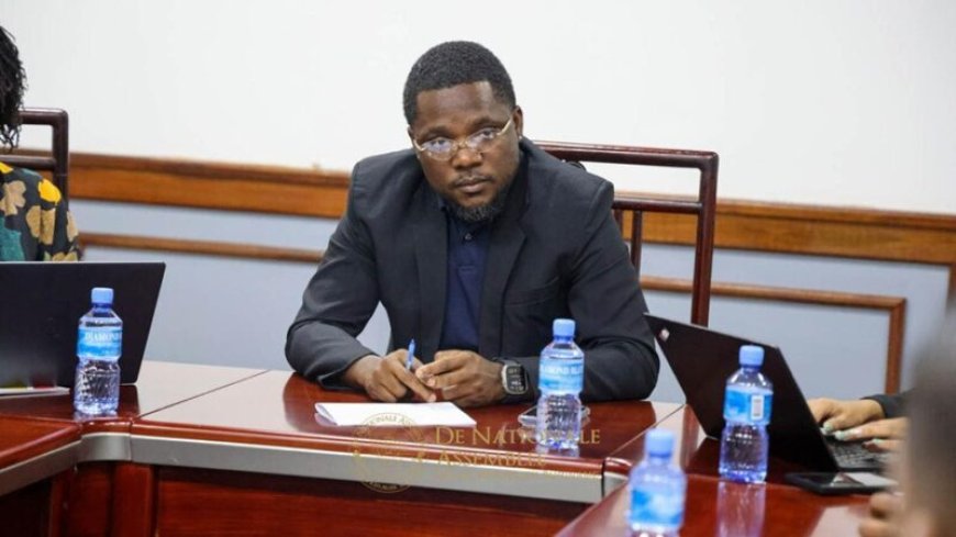 NPS-assembleelid Atompai eist openheid over salarissen rechters en aanklagers