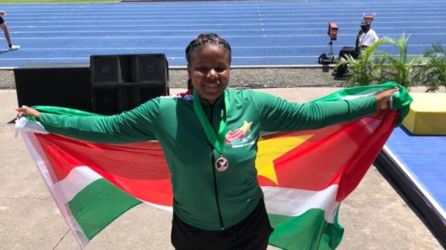 Alicia Grootfaam recordhoudster kogelstoten én discuswerpen na verbreken 50 jaar oud nationaa