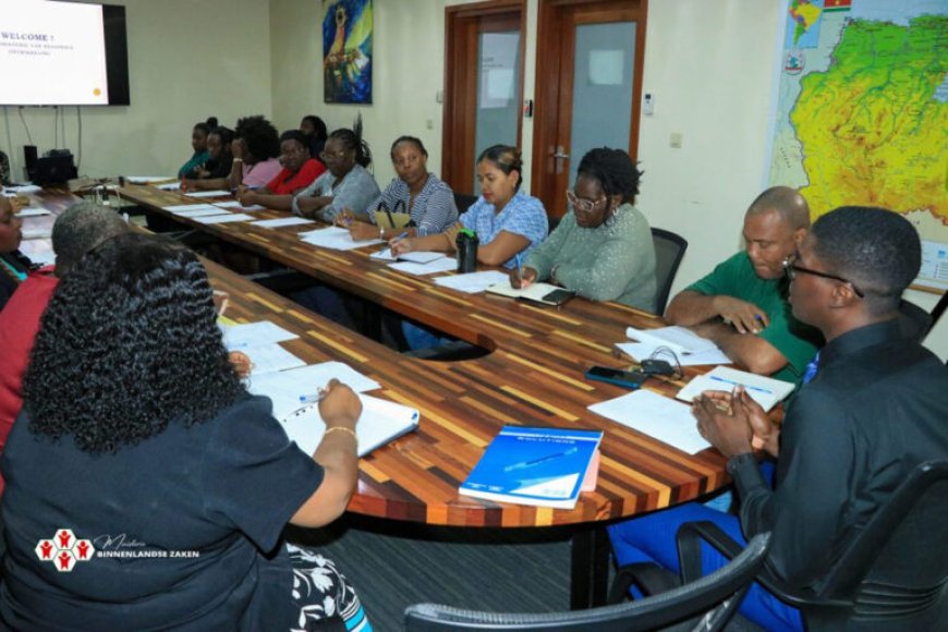 Onderminister Kelvin Koniki ontvangt voorzitter Algemene Bond Personeel Regionale Ontwikkelin
