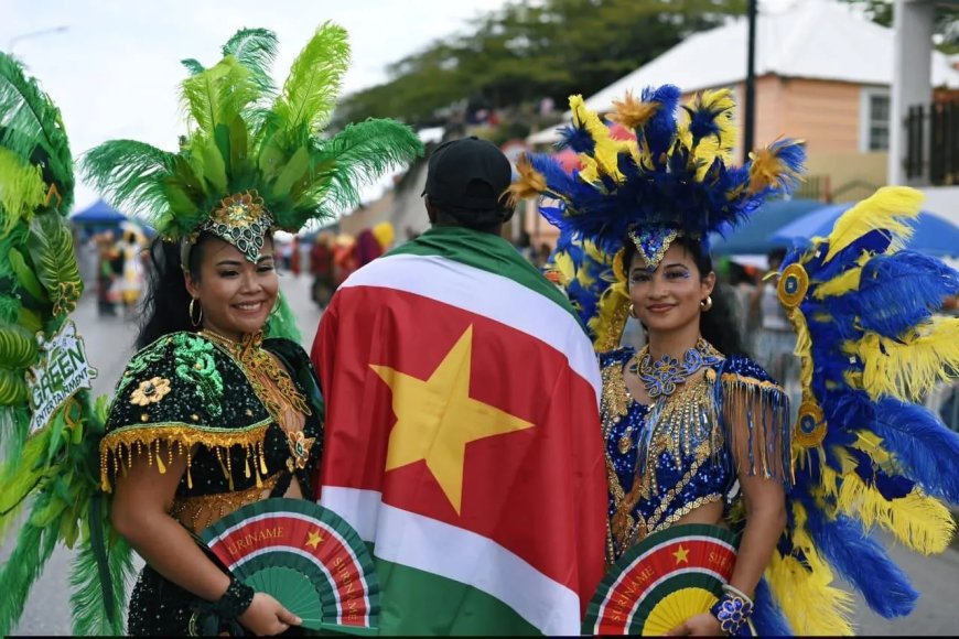 Suriname schittert weer tijdens Gran Marcha Carnaval op Curaçao