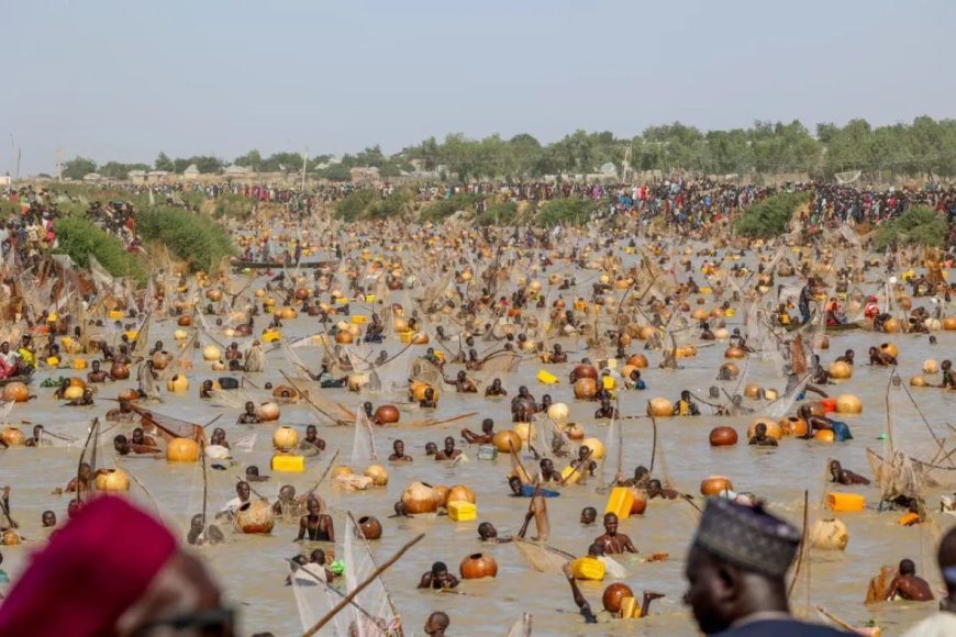 Opmerkelijk – 50.000 deelnemers viswedstrijd in Nigeria stormen tegelijk rivier in