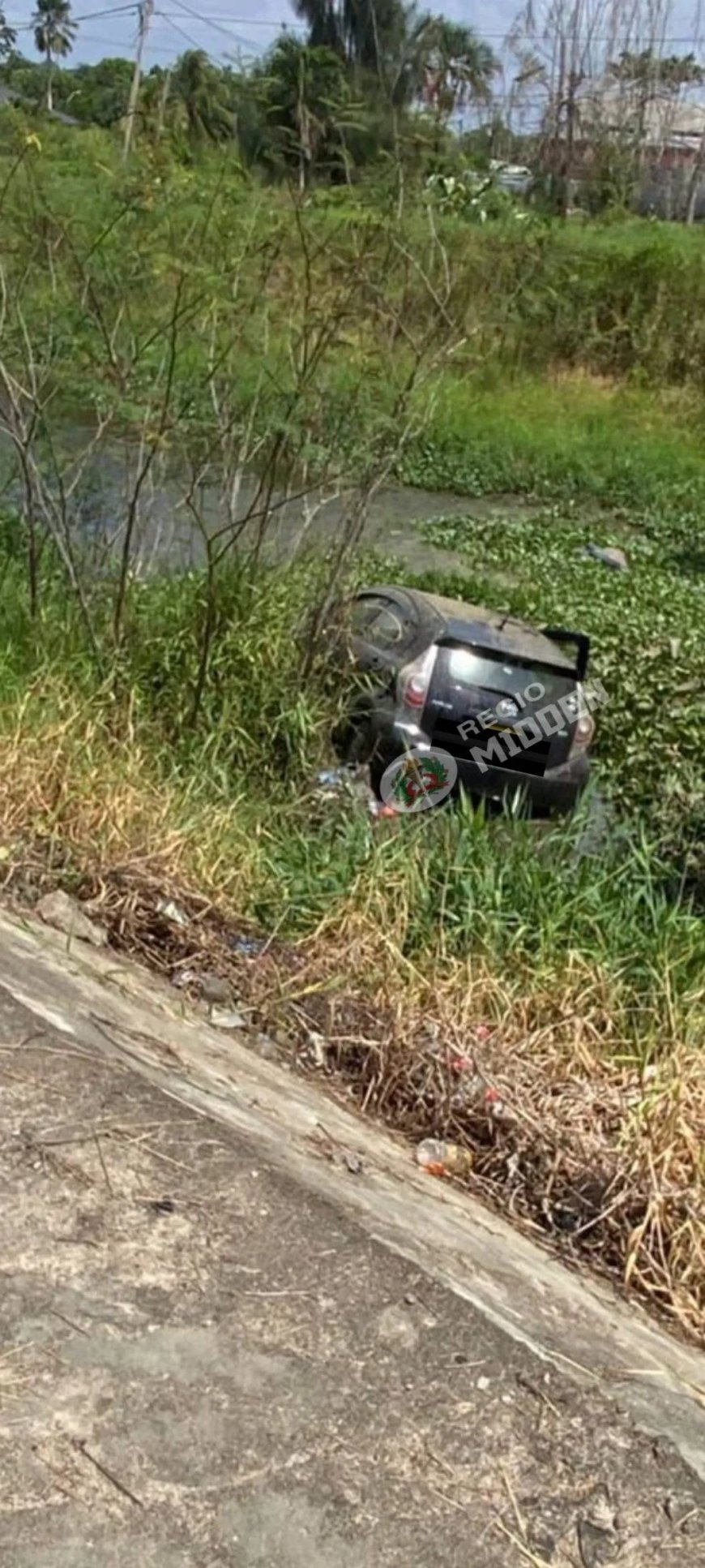 Automobiliste verliest controle over besturing auto en belandt in Tout Lui Faut Kanaal