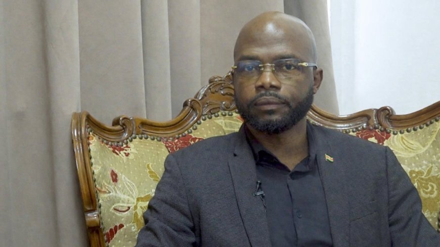 Minister Misiekaba bevestigt onderzoek naar SZF-directeur Oemraw