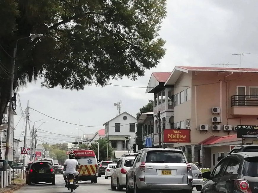 Ambulance met sirene bedelt om voorrang te krijgen
