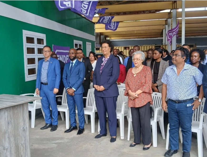 Voordeur regering defect, bel aan bij partijkantoor