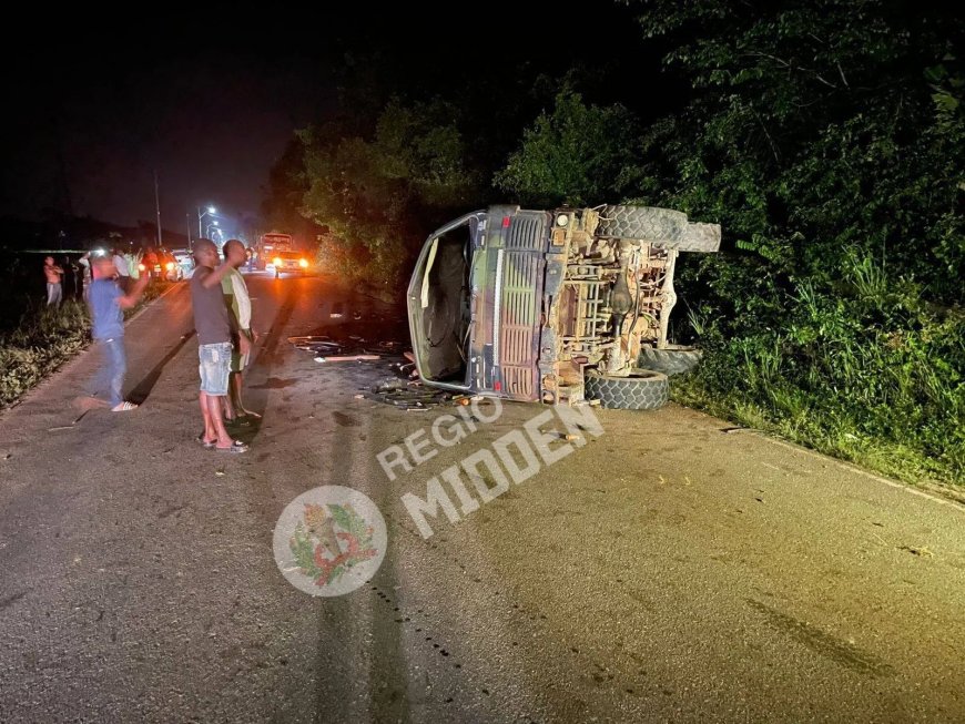 Vrachtwagen over de kop op Avobakaweg