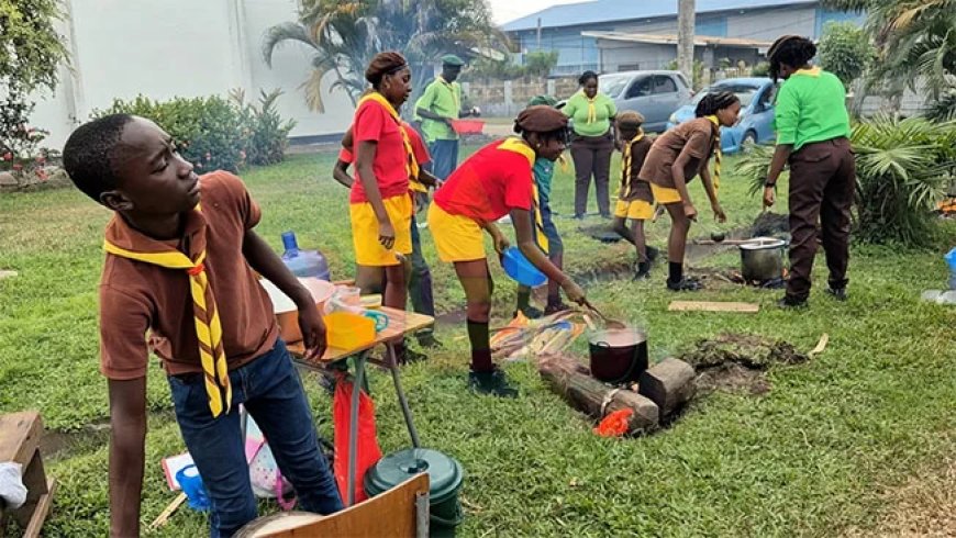 Padvinders herdenken Baden-Powell met traditionele cook-out en installatieceremonie