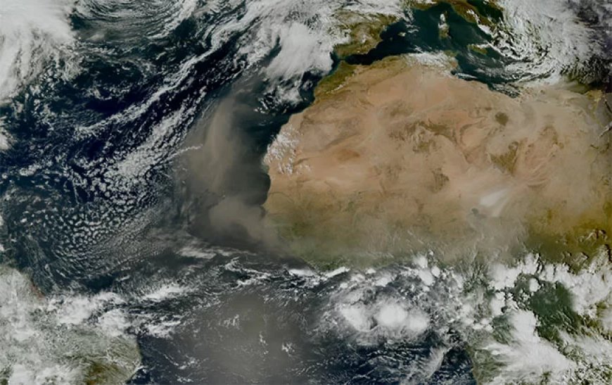 Ongezonde lucht door Saharastof en rook van branden