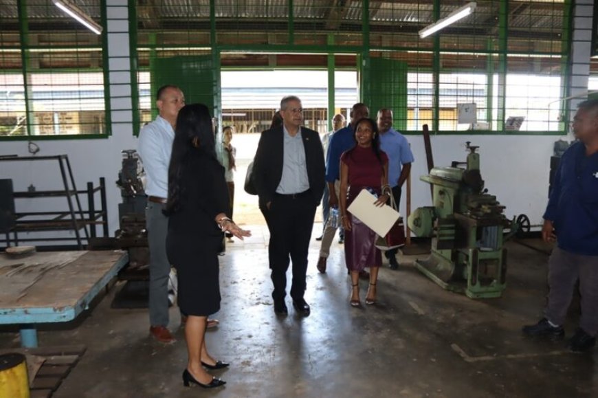 APA Suriname sponsort SAO-vakopleidingen Machinale bankwerken en Electro huisinstallatie