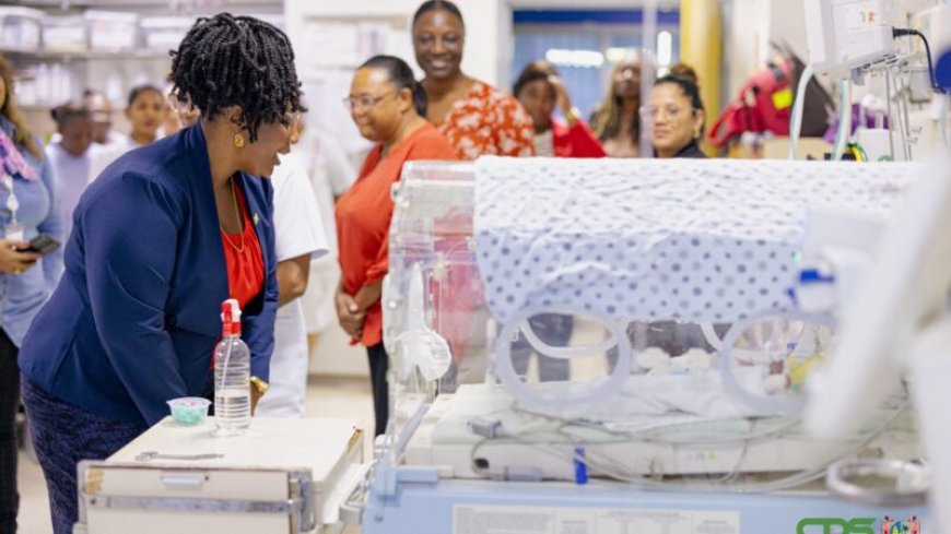 Minister Pokie onderstreept belang betrokken ouderschap bij bezoek drieling