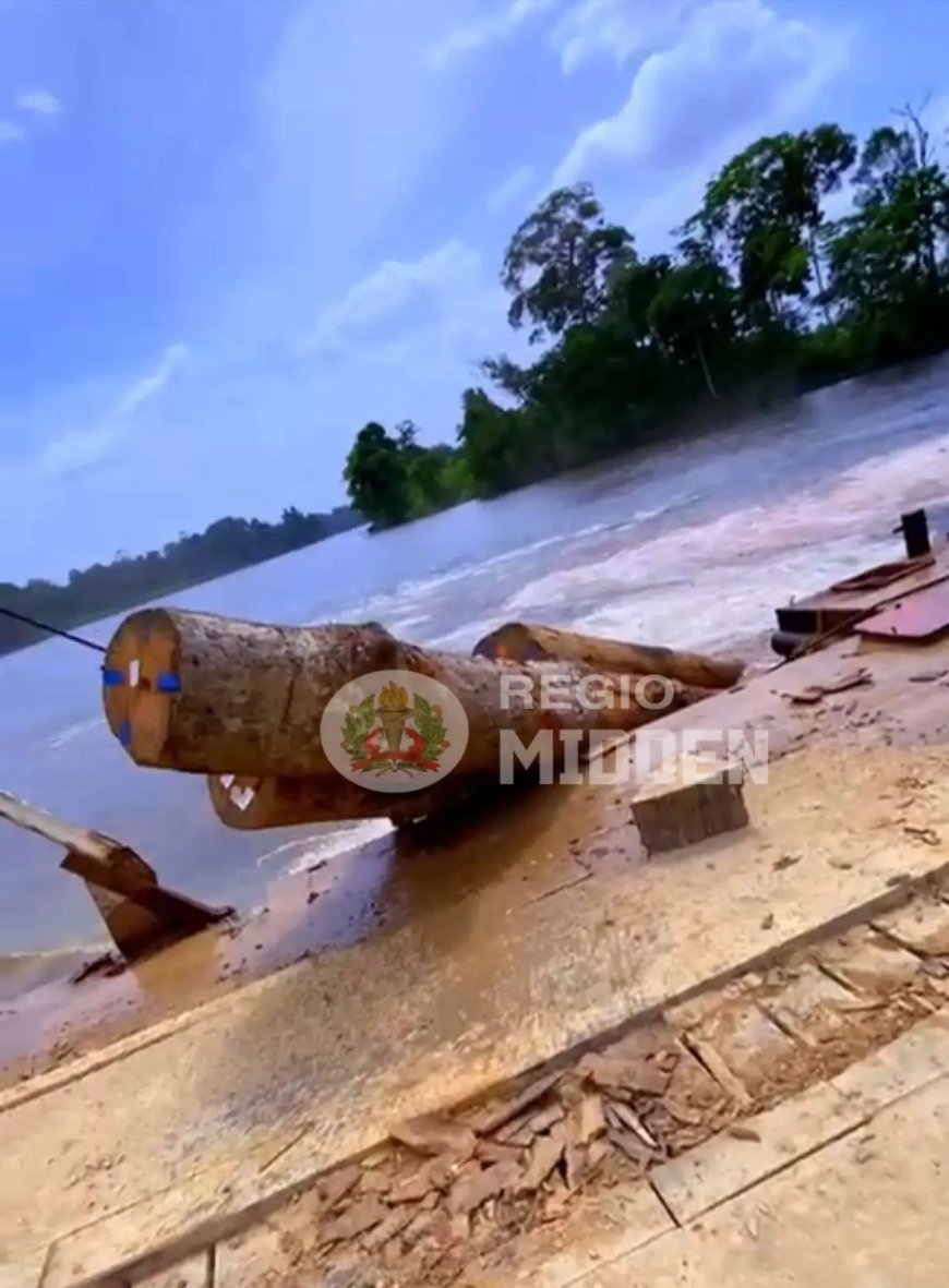 Truck met houtblokken op ponton belandt in Surinamerivier ter hoogte van Jaikreek