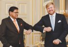 Koning Willem-Alexander reageert op overlijden Santokhi: “Wij zijn geraakt door dit onverwach