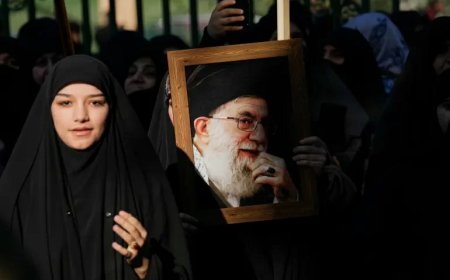 Ayatollah Ali Khamenei: De leider die Irans verzet vormgaf