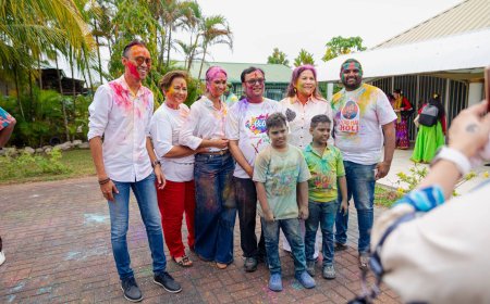 Uitbundige viering Holi door jong en oud 