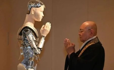 Robotmonnik in Japan leest boeddhistische teksten