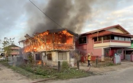 Brand treft meerdere woningen aan Lepelbekstraat in Paramaribo-Noord