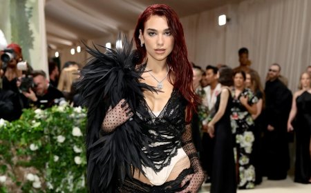 Dua Lipa schittert op rode loper in Berlijn