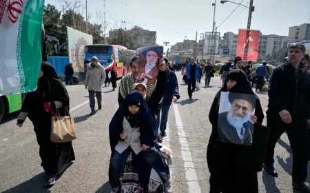 Iraniërs rouwen om Khamenei tijdens eerste vrijdaggebeden sinds begin oorlog