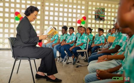 Leerlingen Zinniaschool hebben hoog bezoek op voorleesdag