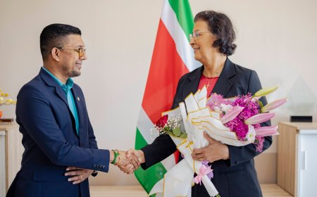 President Simons ontvangt bloemen in aanloop naar Internationale Vrouwendag