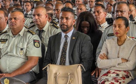 Minister Monorath bevordert meer dan 500 politiefunctionarissen naar een hogere rang