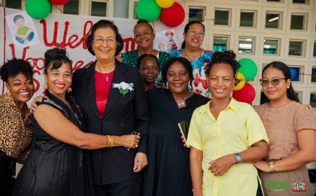 President Simons feliciteert Surinaamse vrouwen met Internationale Vrouwendag