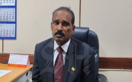 Jogi: president Simons vaker in buitenland dan in parlement