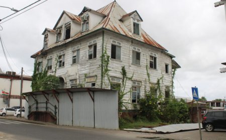 Bouwschutting omgevallen