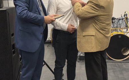 Munesh Basdew gedecoreerd met Surinaams-Rotterdams Speld in kader Holiviering 2026