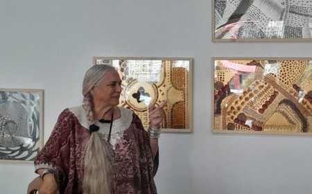 Gedroogde bloemen en bladeren krijgen nieuw leven in verstilde collages