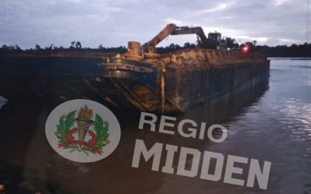 Ponton komt tegen beschoeiing langs Surinamerivier aan; bootsman voortvluchtig