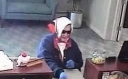 Oude vrouw leert bankmedewerker een les