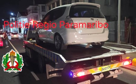 Politie treedt op tegen verkeerd geparkeerde auto’s in uitgaanscentrum Paramaribo 