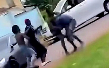 Vechtpartij onder scholieren in Moengo: man rent met houwer over straat