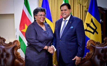 Mottley herdenkt Santokhi: ‘Toegewijde leider met hart voor regionale samenwerking’